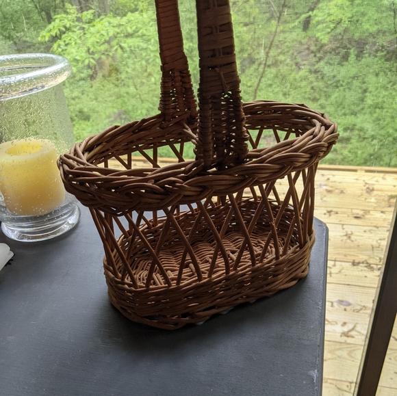 Wicker wine bottle basket